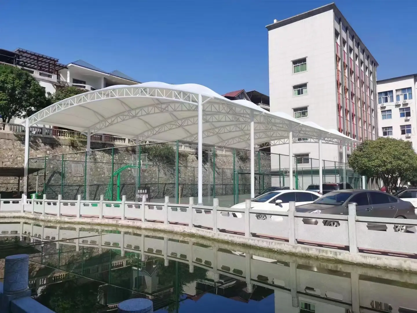 贵州遵义园区停车棚总在漏水生锈?源头膜结构厂家:按本地气候选材,避开三大坑