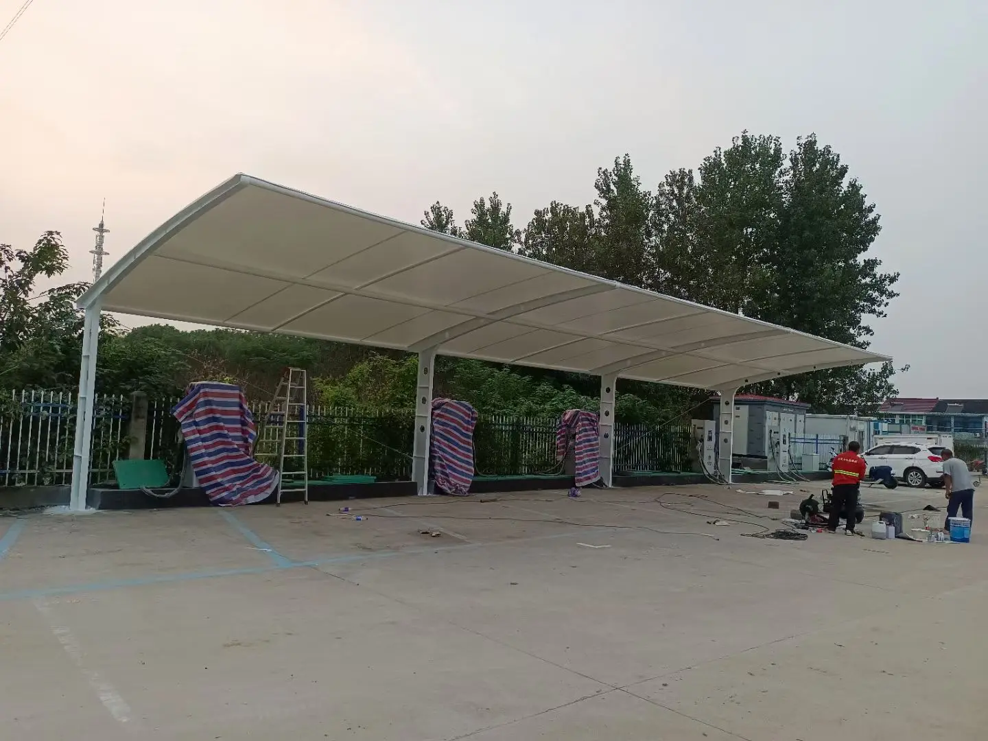 贵州遵义膜结构工程科普:山地多雨强紫外线环境,停车棚选材别只看低价
